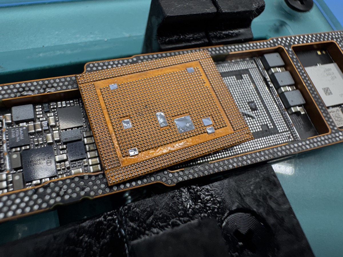 iPhone logic board microsoldering, transplanting the CPU and NAND to a donor board to recover data